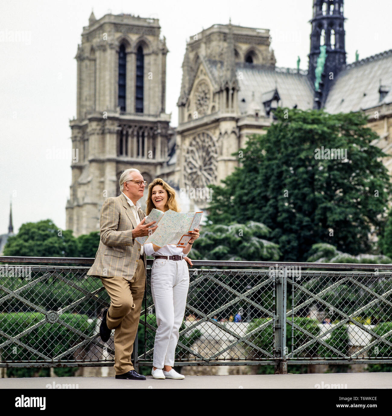 Couple de touristes d'âge moyen à la recherche au plan de la ville en face de la cathédrale Notre-Dame de Paris, avant l'incendie du 15 avril 2019, Paris, France, Europe, Banque D'Images