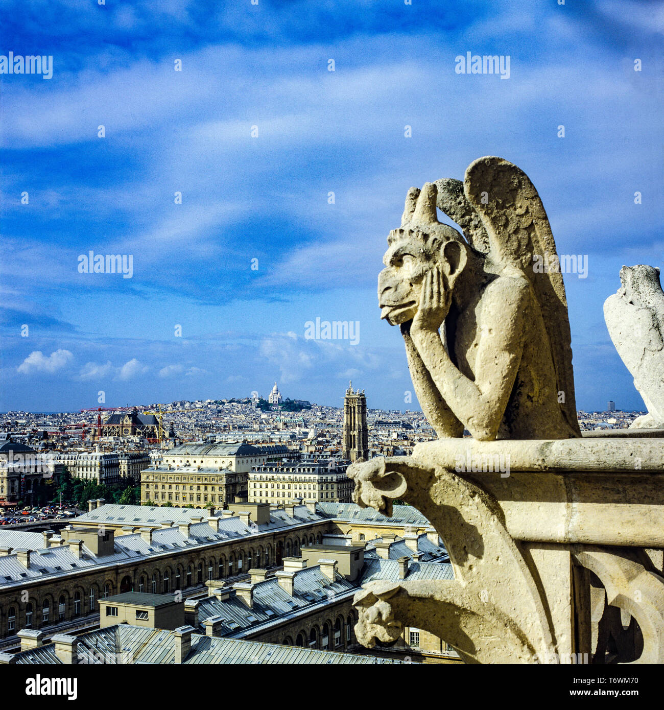 La chimère Stryge statue, Strix chimera à contempler la ville, la cathédrale Notre-Dame de Paris, galerie tours Paris, France, Europe, Banque D'Images