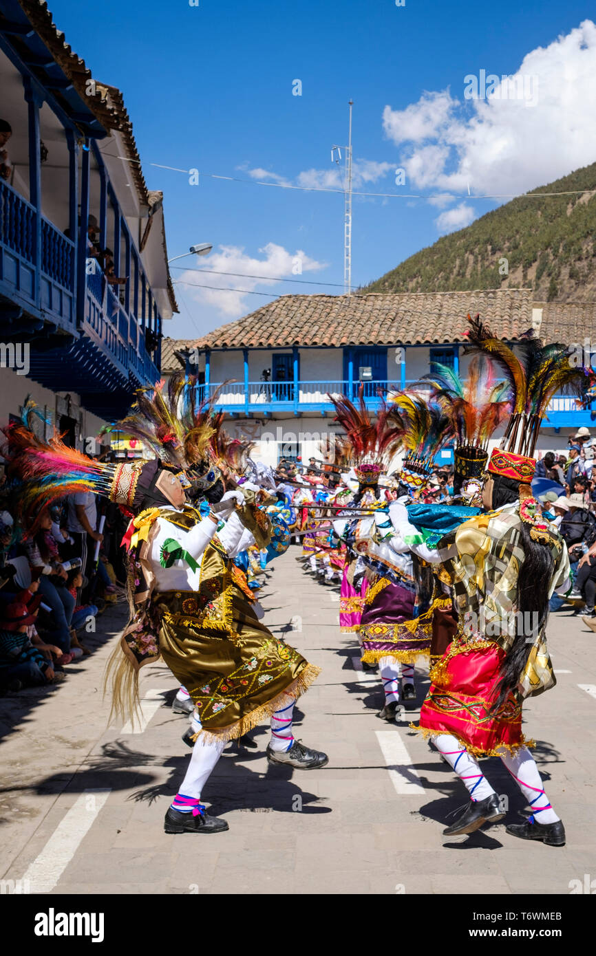 Les danseurs masqués et costumés sur la place principale ou Plaza de Armas dans Paucartambo lors de Festival de la Vierge du Carmen, région de Cuzco, Pérou Banque D'Images