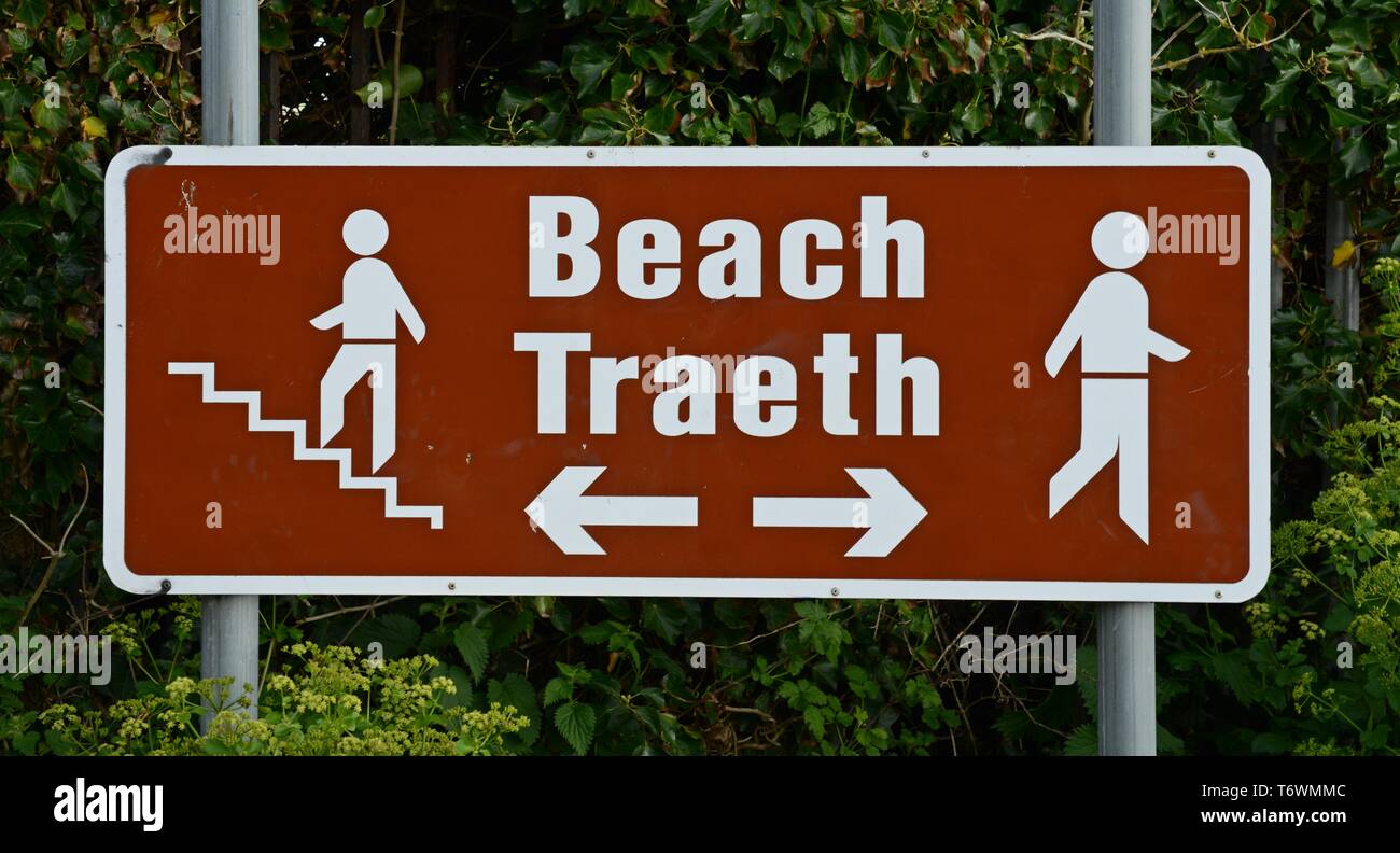 Sentier de la plage Bi-lingue, signe à Barry Island en anglais et gallois Banque D'Images