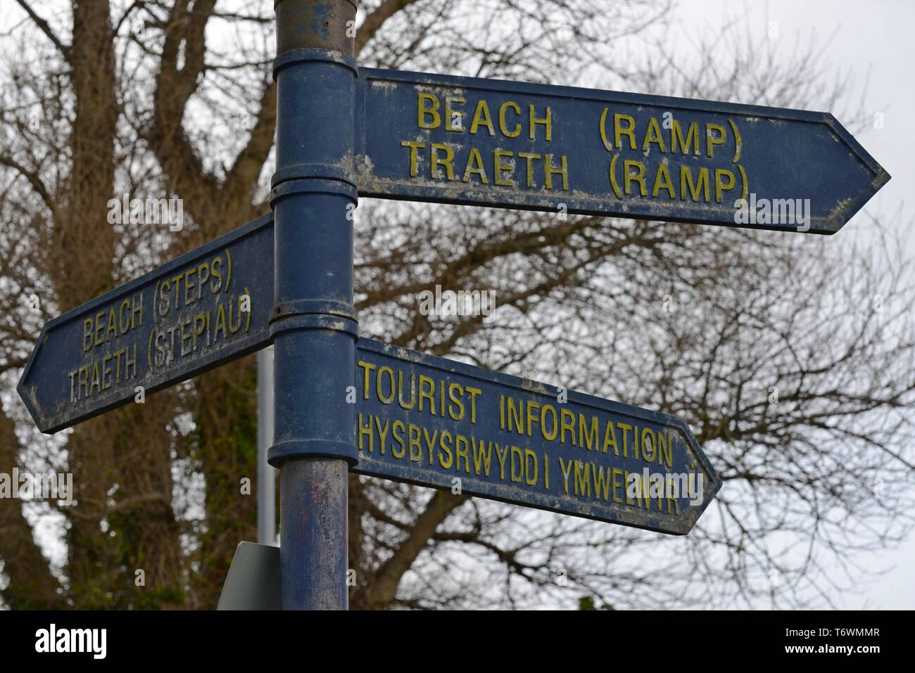 Sentier Bi-lingue, station de signer à Barry Island en anglais et gallois Banque D'Images