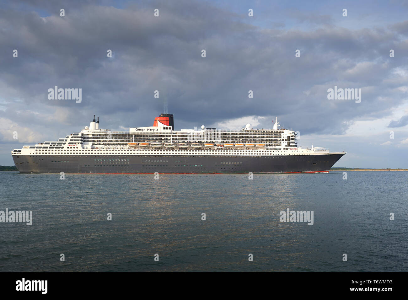 La Cunard Line, paquebot transatlantique, RMS QUEEN MARY 2, en cours depuis le Port de Southampton, Royaume-Uni. En route pour New York, 28 avril 2019. Banque D'Images
