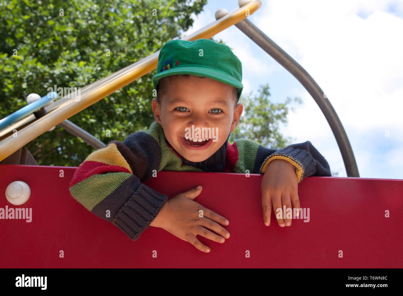 Portrait happy little boy in playground Banque D'Images