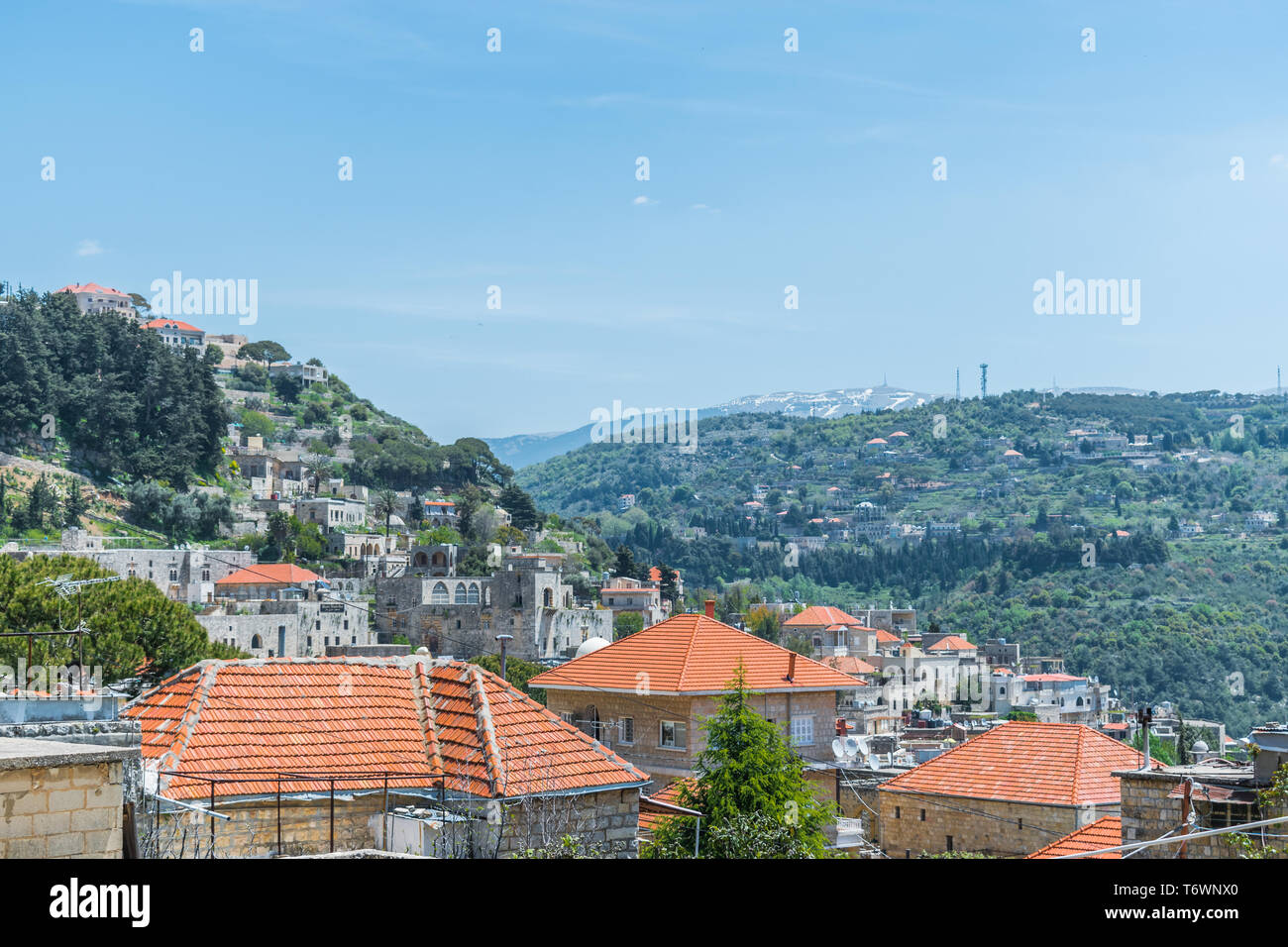 Il s'agit d'une capture de Der El Kamar un village situé au Liban, où vous pouvez voir l'architecture traditionnelle des maisons avec un toit de tuiles orange Banque D'Images