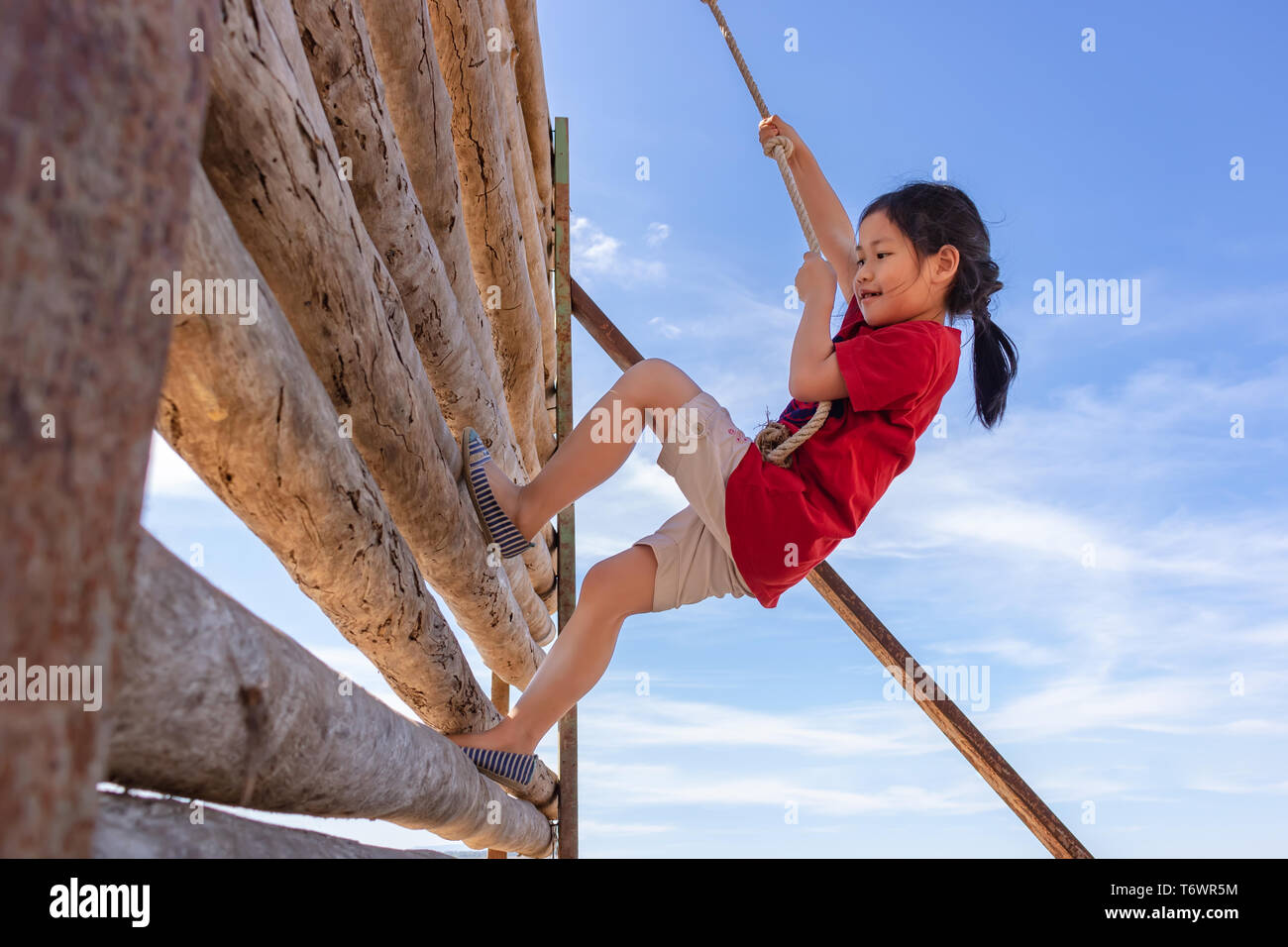 Une fille est une aventure d'escalade jouet. Banque D'Images
