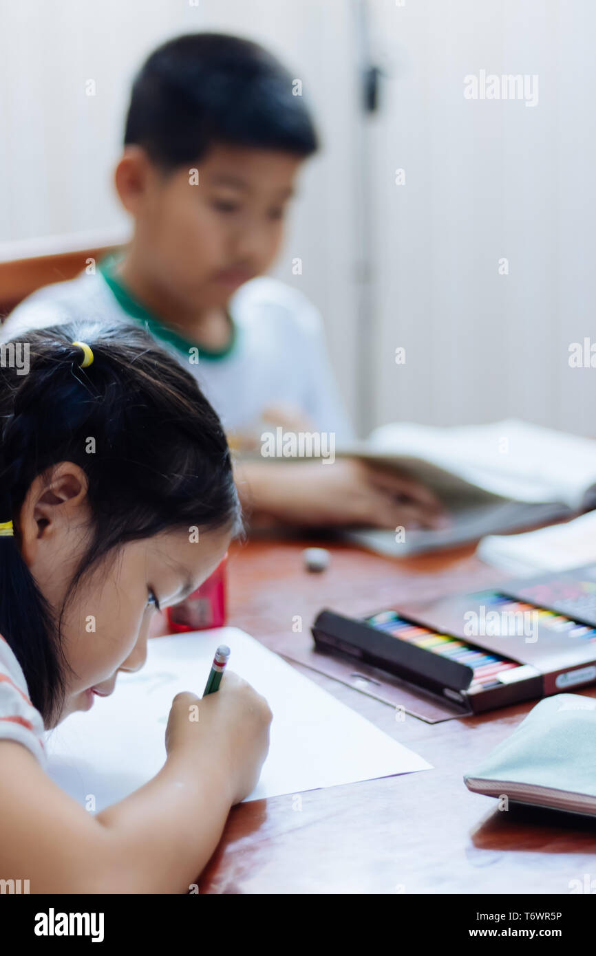 Les enfants font leurs devoirs sur la table Banque D'Images