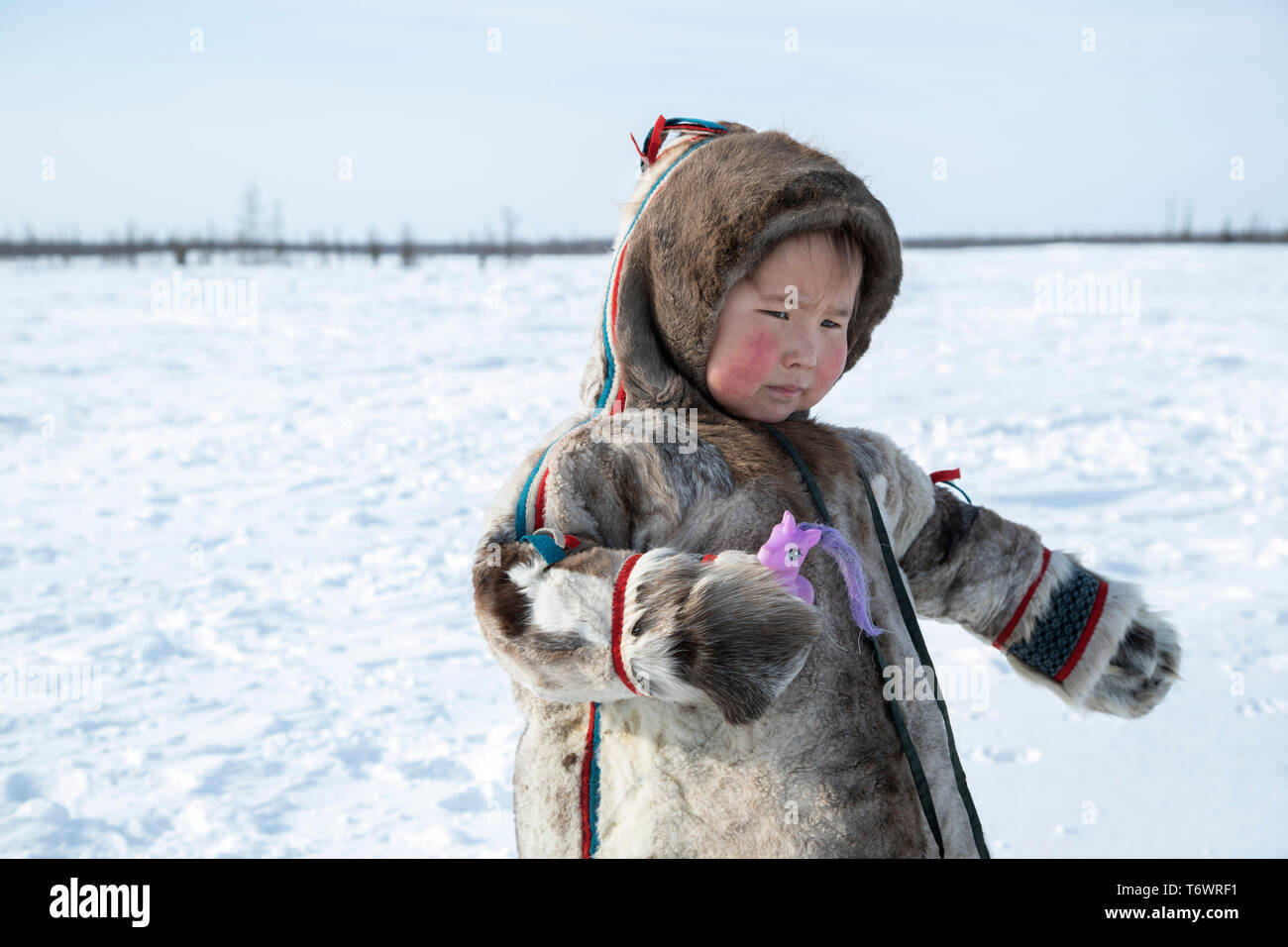 La Russie, dans la région autonome de Yamal-Nenets, péninsule de Yamal. Camp de nomades éleveurs de rennes Nenets, jeune enfant en tenue traditionnelle. Banque D'Images