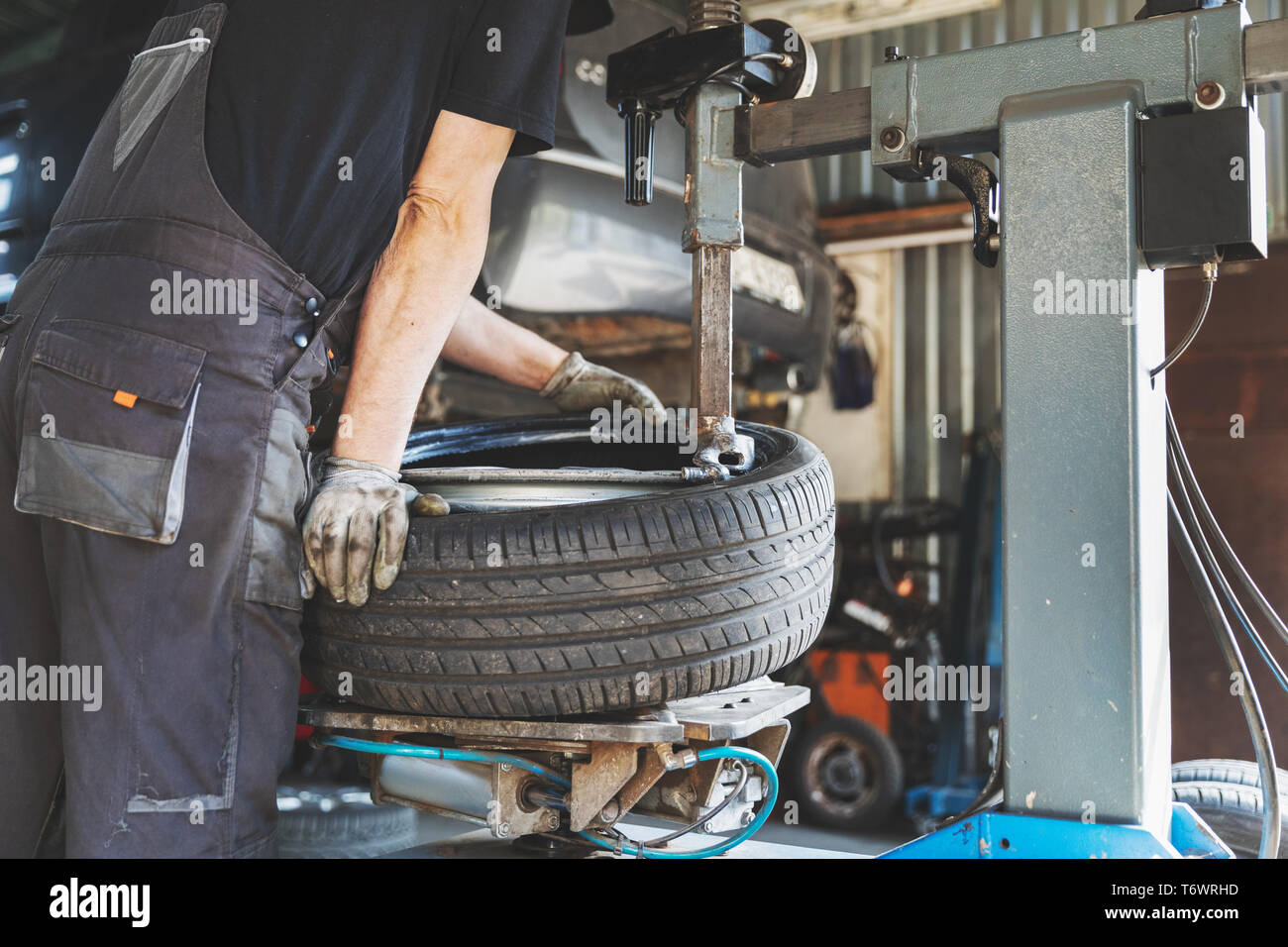Changement de pneus de voiture et service de réparation Banque D'Images