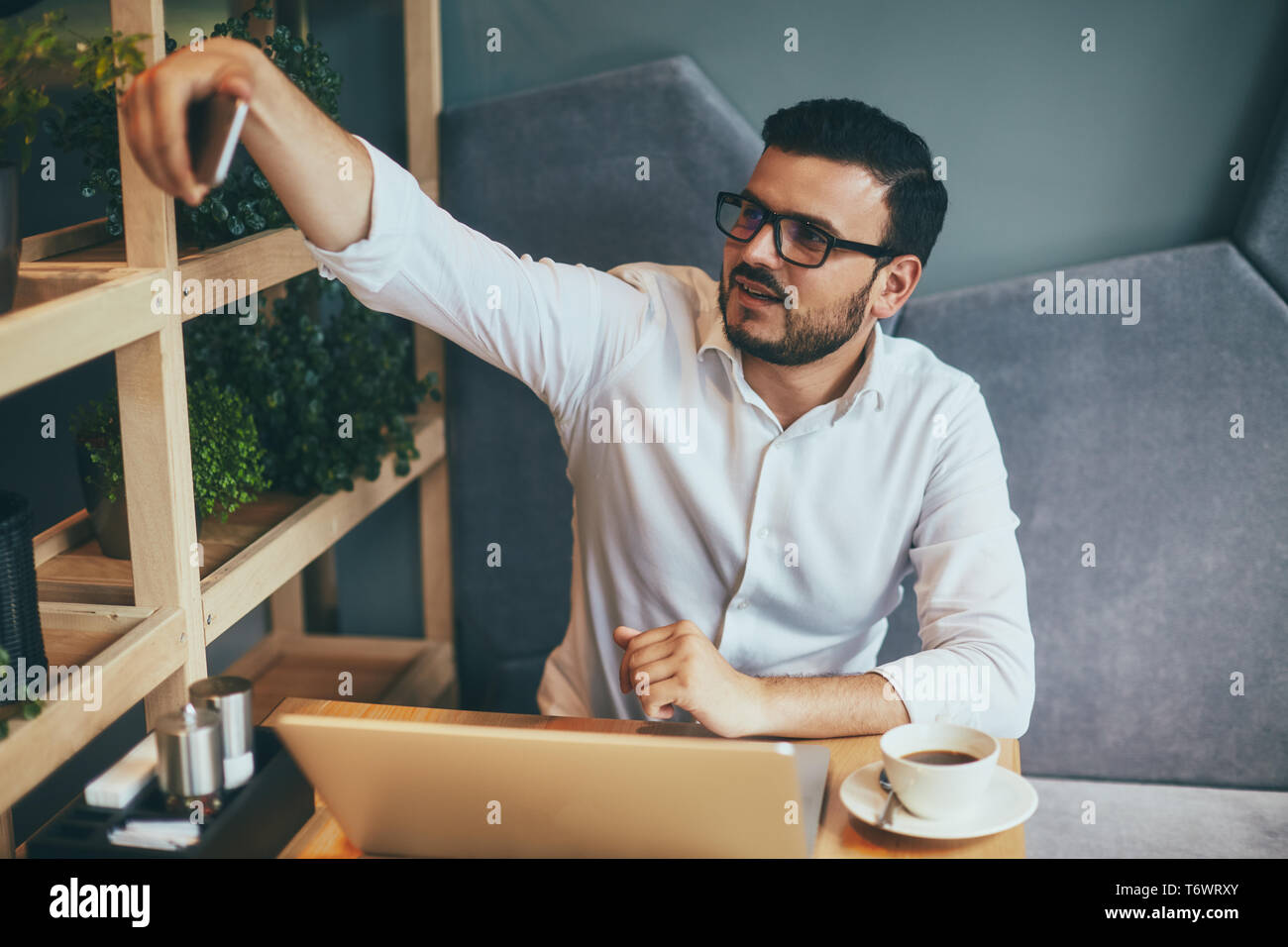 Processus de travail in cafe Banque D'Images