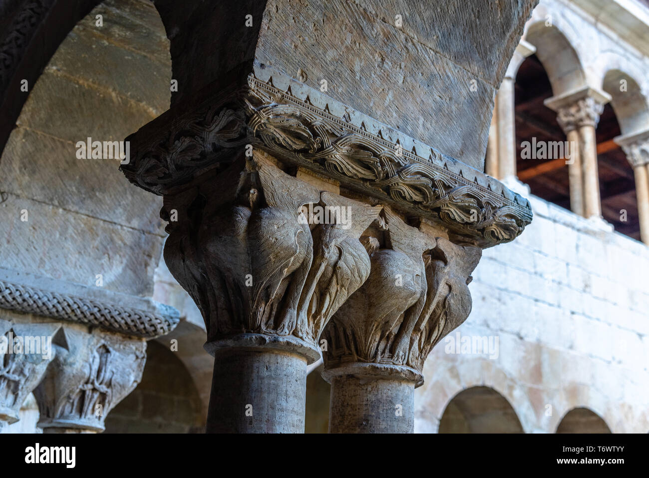 Gros plan d'une capitale de l'architecture romane dans le cloître de l'abbaye Santo Domingo de Silos Banque D'Images