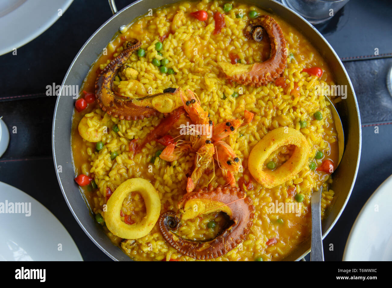 Paella aux fruits de mer gastronomique avec des langoustines, des palourdes, de calmars et de pieuvres Banque D'Images