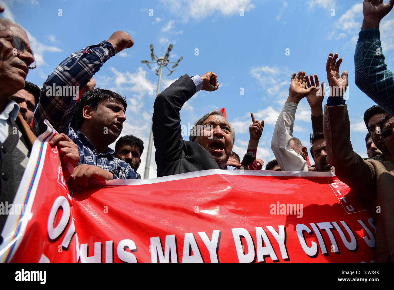 Chef du parti communiste de l'Inde Mohd Yousuf Tarigami vu scandant des slogans exigeant la sécurité d'emploi et une meilleure rémunération au cours de la lutte contre gouvernement rassemblement à Srinagar . Banque D'Images