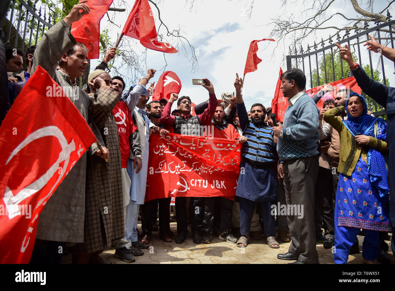 Les employés occasionnels et les employés contractuels d'état gouvernement vu scandant des slogans tout en maintenant les bannières et drapeaux de la sécurité d'emploi et une meilleure rémunération au cours de la lutte contre l'ambassade à Srinagar. Banque D'Images