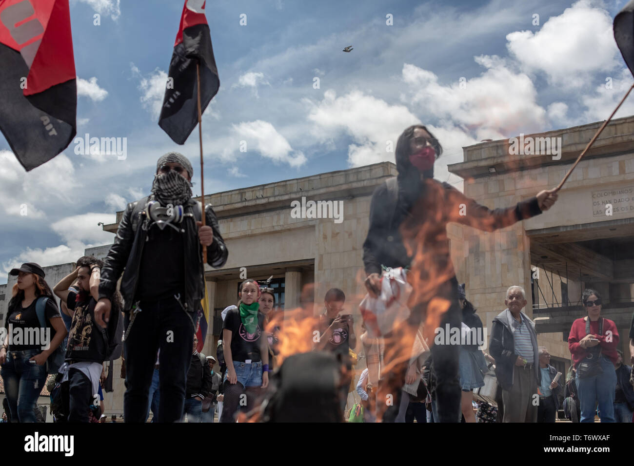 Les membres de la gauche radicale des groupes vu holding flags au cours de la jour de mai. Le 1 mai, des milliers de personnes sont descendues dans les rues de Bogota pour protester contre la situation de travail dans le pays et contre la réglementation gouvernementale de Enrique Peñaloza, Major de Bogotá et le président de la Colombie Iván Duque. Pour la première fois en plusieurs années, il n'était pas nécessaire de faire usage de l'escouade anti-émeute anti-Mobile (ESMAD) pour lutter contre le vandalisme et les agressions au cours de la fête du Travail. Banque D'Images