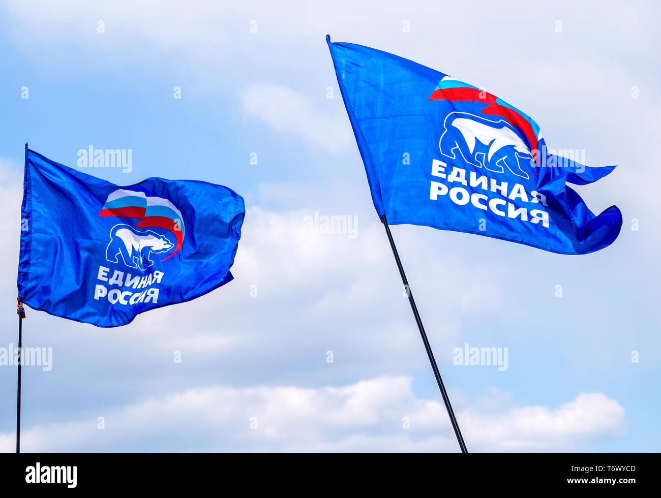 Samara, Russie - Mai 1, 2019 : Drapeaux du parti Russie unie contre le ciel bleu Banque D'Images