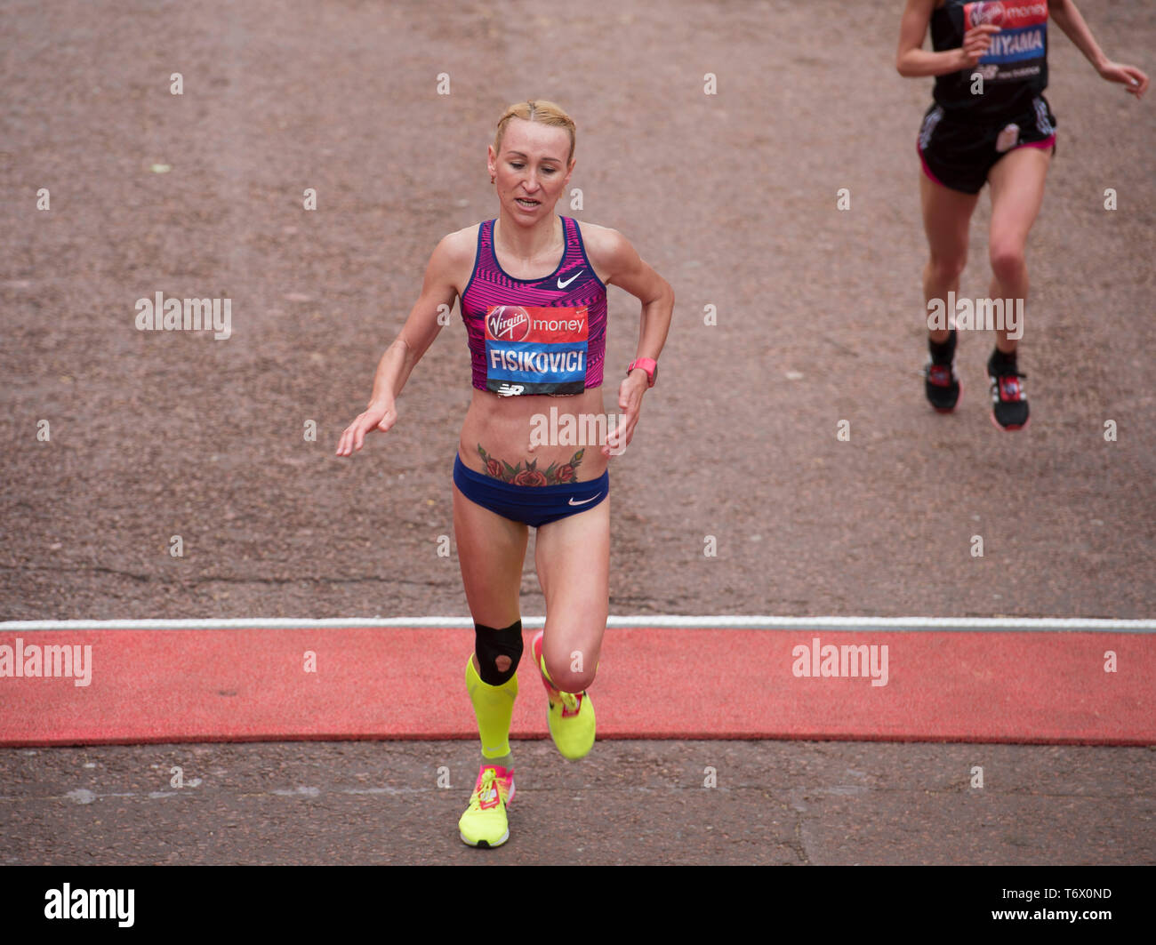 Londres, Royaume-Uni. 28 avril, 2019. Lilia Fisikovici (MDA) termine la course femmes élite Marathon de Londres. Credit : Malcolm Park/Alamy. Banque D'Images