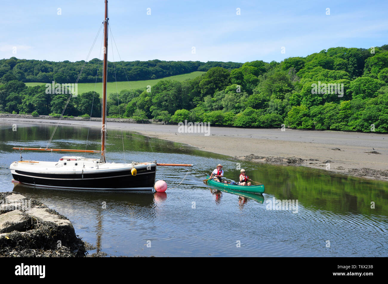 Les canoéistes sur la rivière Fowey passant le quai à St-boule à Cornwall, Angleterre, Royaume-Uni Banque D'Images
