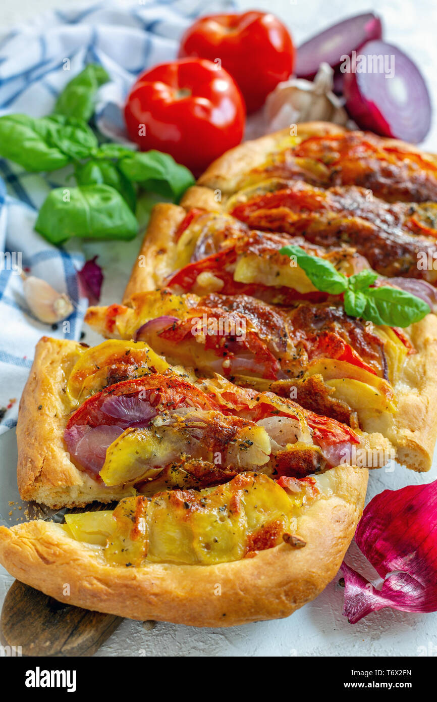 Ouvrez tourte aux légumes coupés en morceaux. Banque D'Images