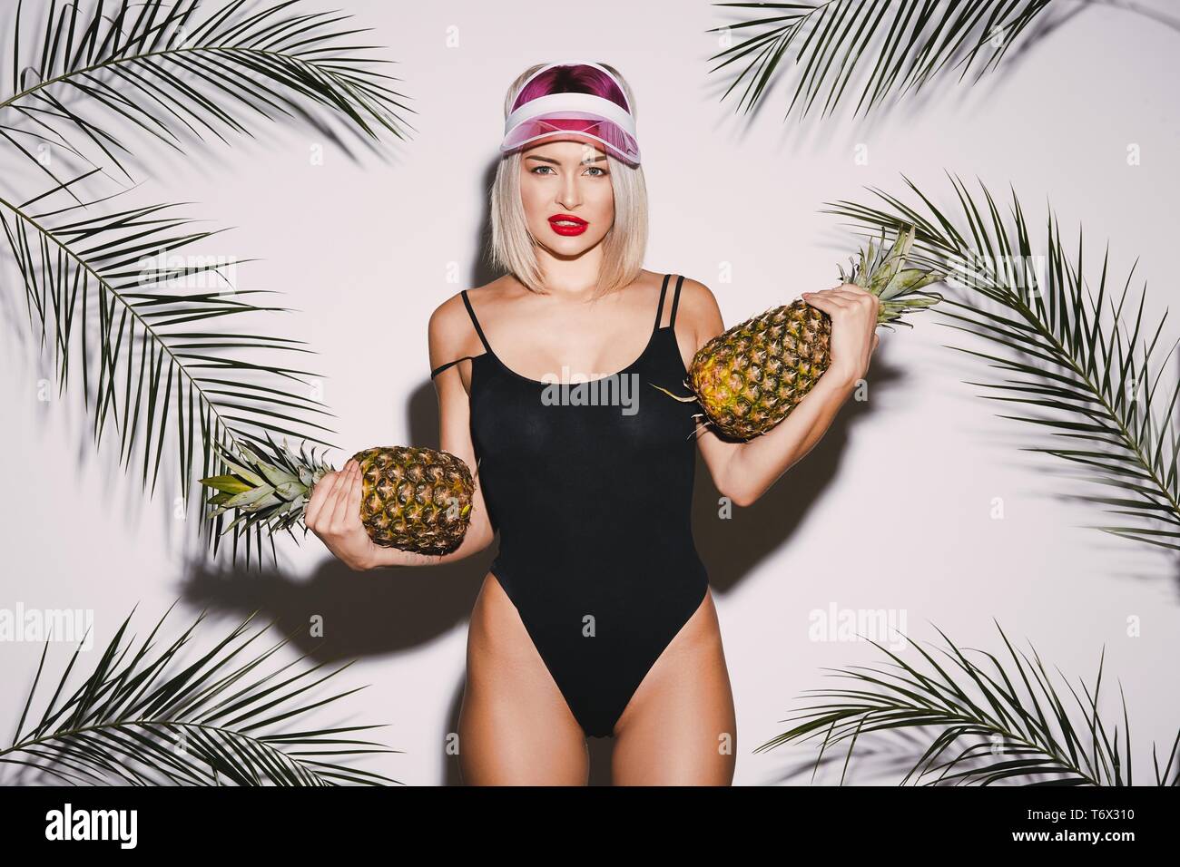 Fille avec de l'ananas Banque D'Images