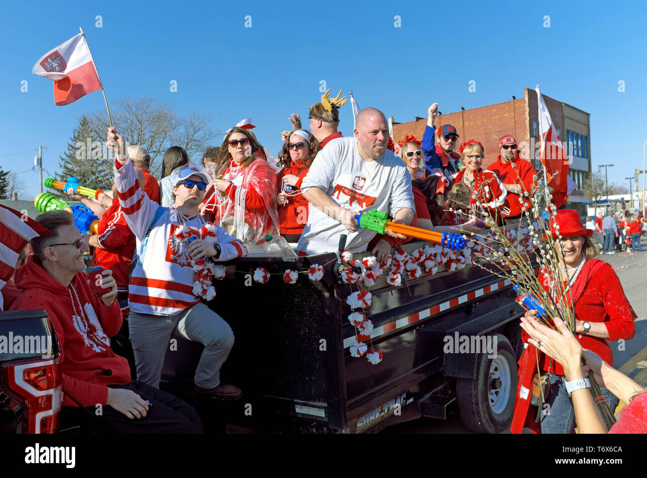 Flotteur de personnes qui participent à la parade de 2019 Dyngus à Buffalo, New York, USA. Banque D'Images