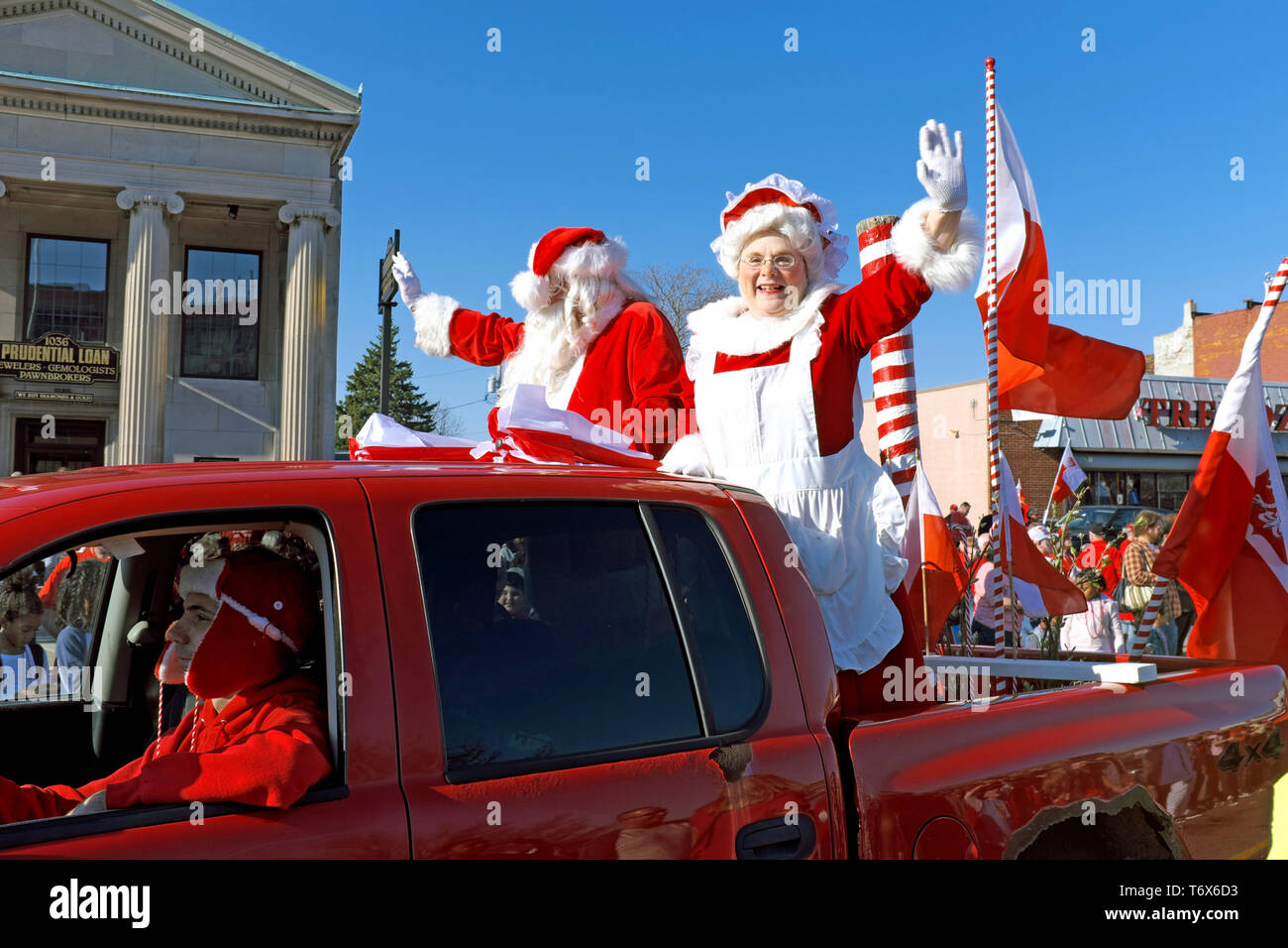 Le Père Noël et Mme Claus se trouvent au dos d'un camion rouge de ramassage à Broadway à Buffalo, New York, pendant le défilé de la Journée Dyngus en 2019. Banque D'Images