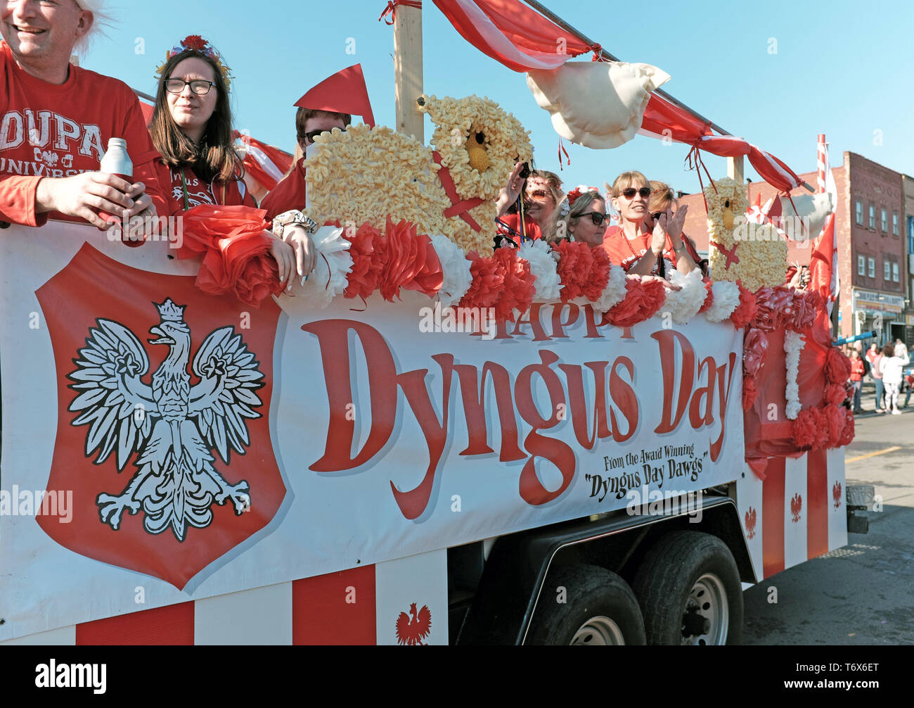 Les gens font du bateau dans la parade annuelle de la Journée Dyngus dans le quartier historique de Polonia, à Buffalo, à New York, où des révélations ont lieu dans toute la ville. Banque D'Images