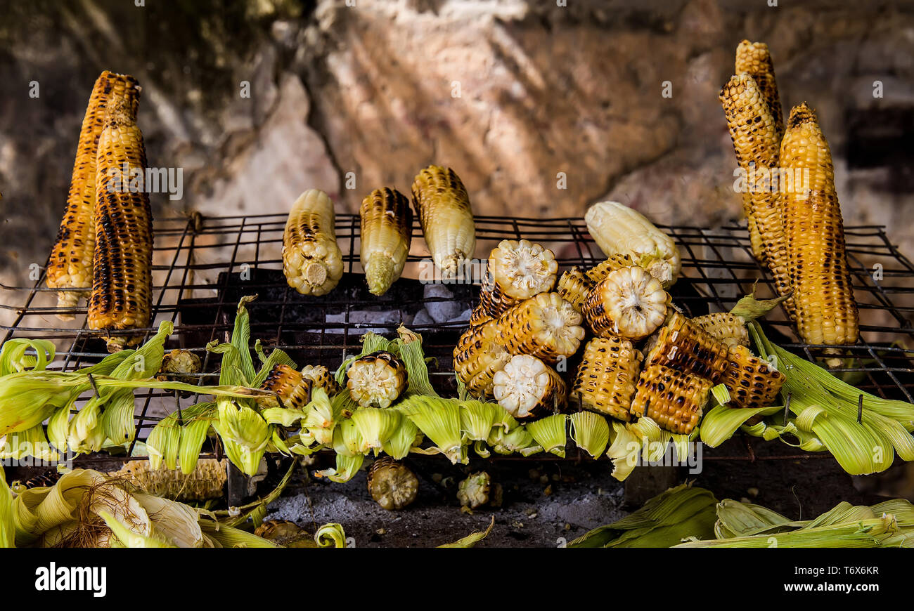 Plusieurs épis de maïs jaune mûres rôti sur le grill.. l'alimentation de rue Banque D'Images