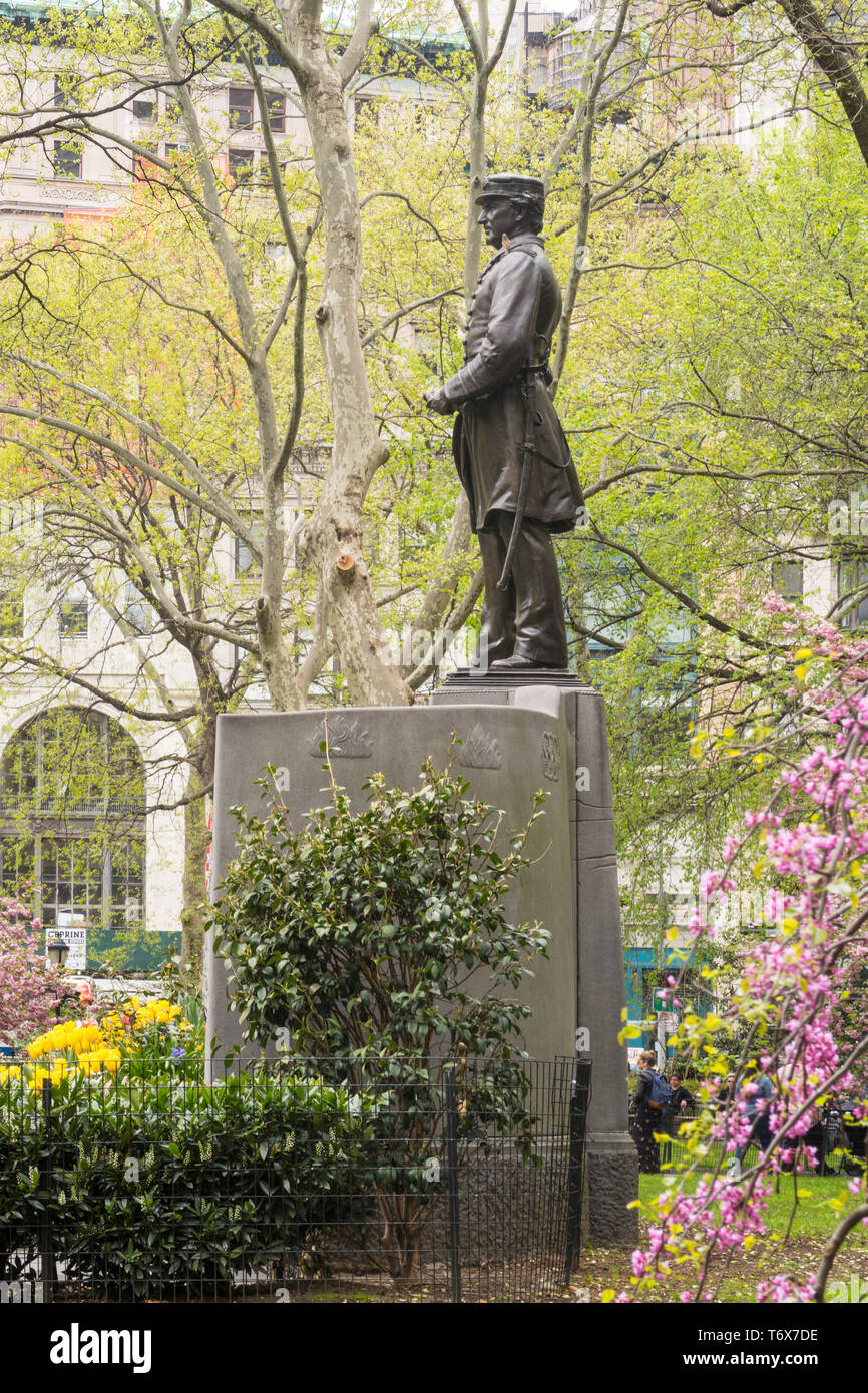 Farragut Monument est entouré par de beaux arbres de printemps dans le Madison Square Park, NYC, USA Banque D'Images