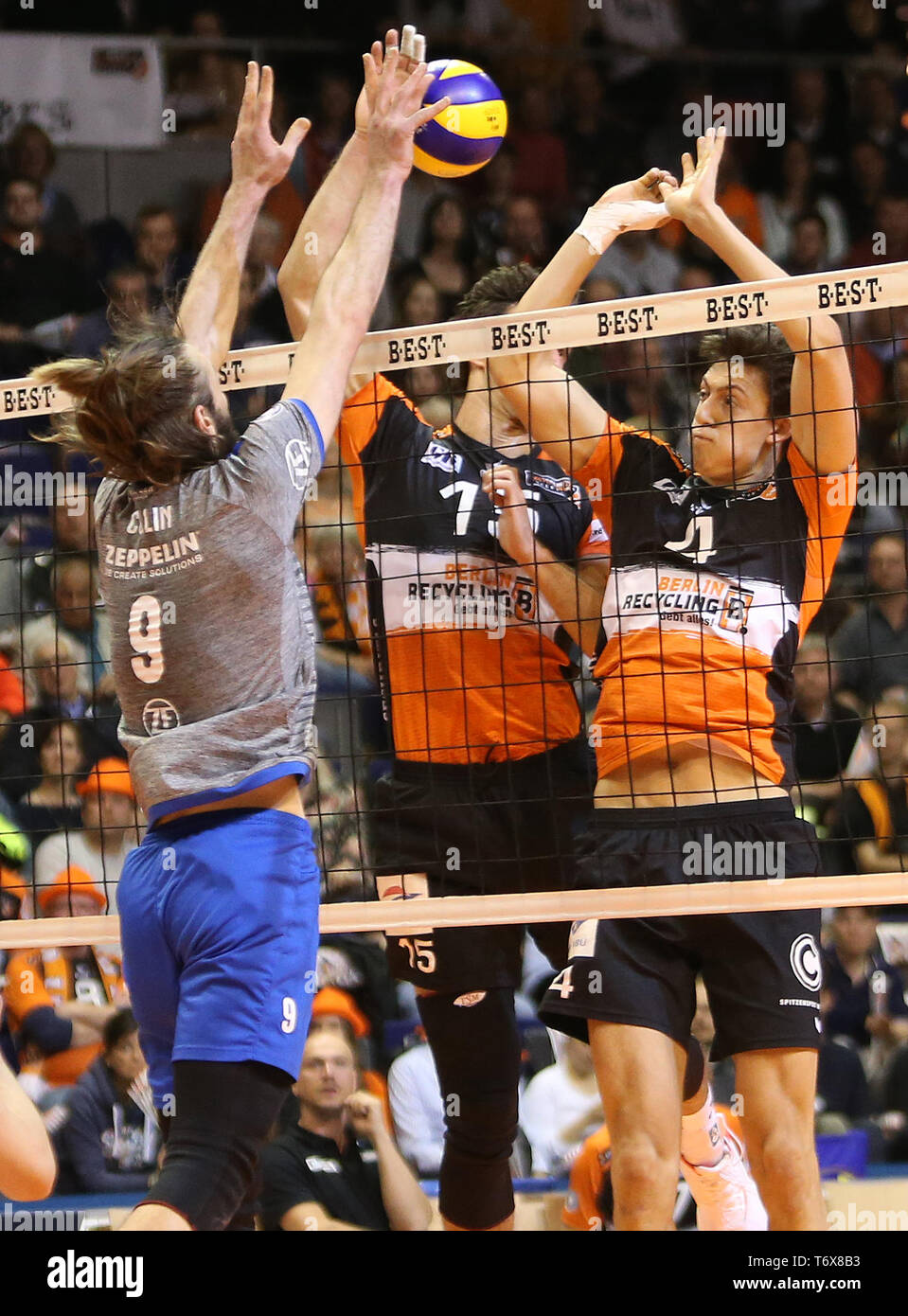 Berlin, Allemagne. 09Th Mai, 2019. Volley-ball, les hommes : Bundesliga, Salves de Berlin - VfB Friedrichshafen, ronde de championnat, final, 2e journée. Philipp Collin de VfB Friedrichshafen (l-r) joue la balle contre le bloc de Berlin de Kyle Russell Jeffrey et Jendryk. Crédit : Andreas Gora/dpa/Alamy Live News Banque D'Images