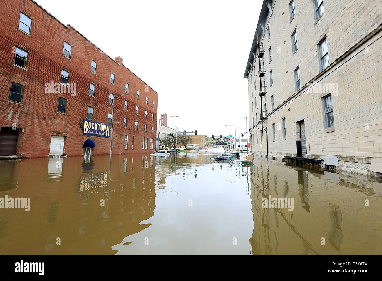 Davenport, Iowa, États-Unis. 2 mai, 2019. Véhicules continuent de s'asseoir à côté de l'eau inondation Peterson Paper Co. immeuble sur l'Avenue Pershing dans le centre-ville de Davenport, le jeudi 2 mai 2019. Crédit : Kevin E. Schmidt/Quad-City Times/ZUMA/Alamy Fil Live News Banque D'Images