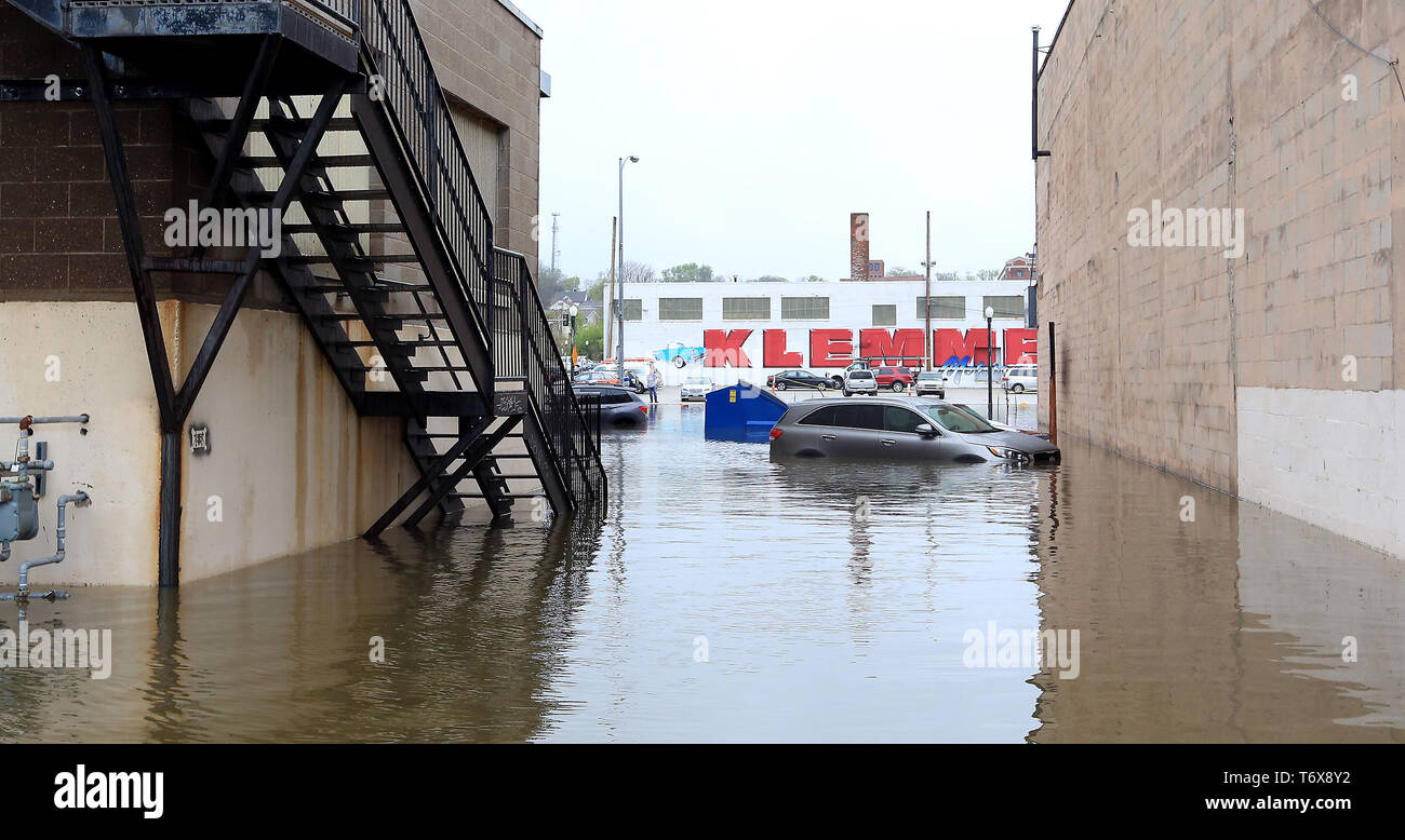 Davenport, Iowa, États-Unis. 2 mai, 2019. Véhicules continuent de s'asseoir dans l'eau d'inondation dans le stationnement à côté du bâtiment Peterson Paper Co., au centre-ville de Davenport, le jeudi 2 mai 2019. Crédit : Kevin E. Schmidt/Quad-City Times/ZUMA/Alamy Fil Live News Banque D'Images