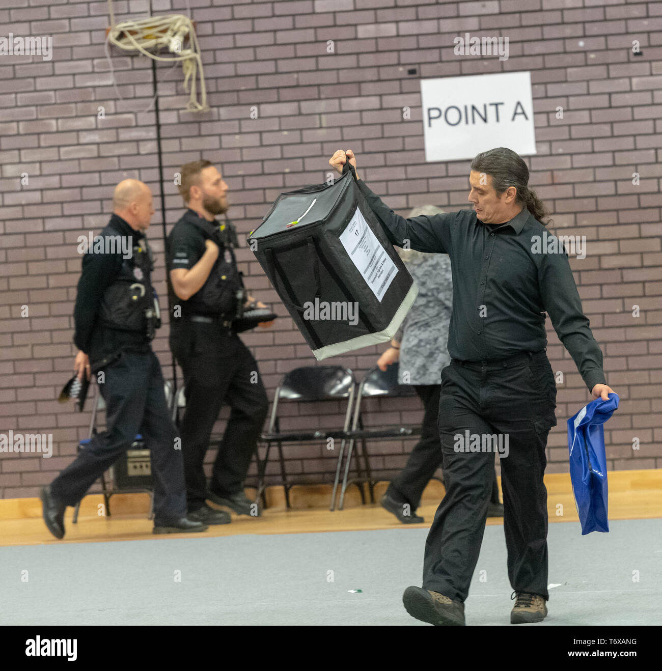 Brentwood Essex 2 mai 2019 bulletins arrivent à l'accusation en vertu de l'œil attentif de la police Crédit : Ian Davidson/Alamy Live News Banque D'Images