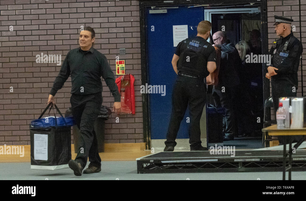 Brentwood Essex 2 mai 2019 bulletins arrivent sous l'œil attentif de la police Crédit : Ian Davidson/Alamy Live News Banque D'Images