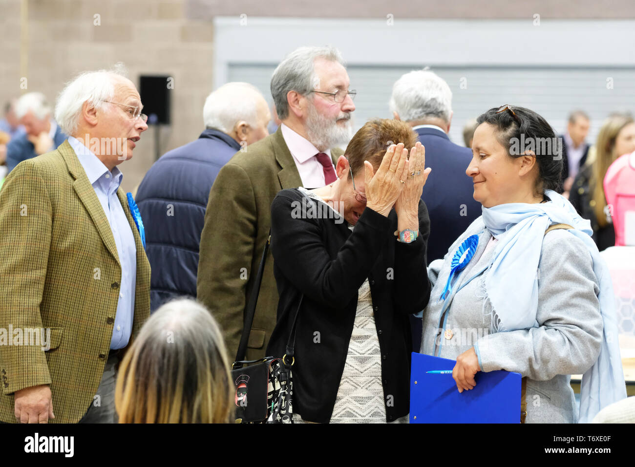 Hereford, Herefordshire, Angleterre, Royaume-Uni - Vendredi 3 mai 2019 - Un candidat conservateur réagit selon les résultats commencent à venir dans - le décompte a commencé à 9h30 le vendredi matin, après les élections locales ont eu lieu dans le Herefordshire hier pour les deux Arts Council et le conseil municipal. Les sondages ont eu lieu pour 248 conseils anglais, six maires et tous les conseils 11 en Irlande du Nord. Crédit : Steven Mai/Alamy Live News Banque D'Images