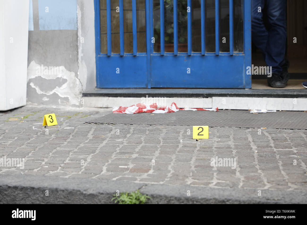 Naples, Campanie. 3 mai, 2019. Italie 3 mai 2019 Naples - trois personnes, dont un enfant, ont été blessés par balles dans une embuscade dans la foule qui a eu lieu juste avant 17h30 à l'angle de la Piazza Nazionale et Via Acquaviva. L'objectif de la commande était un condamné, Salvatore Nurcaro, 32 ans, touché par six balles et admis à l'hôpital où les médecins Loreto Mare a également trouvé un trou d'entrée et une sortie. Crédit : Fabio Sasso/ZUMA/Alamy Fil Live News Banque D'Images