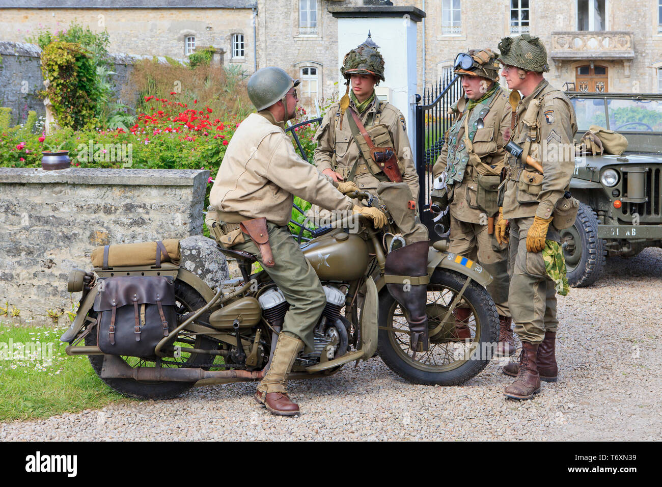 Les soldats de la 101e Division aéroportée et l'Army Air Forces parlant à un messenger sur une Harley Davidson moto en Normandie, France Banque D'Images