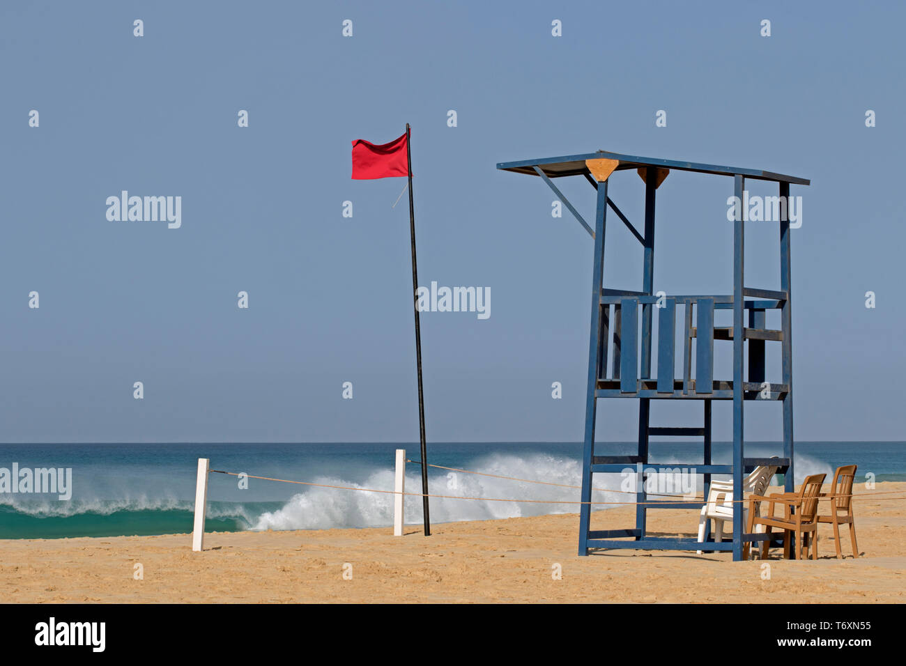 Garde vie watch point et red flag flying, Praia Lacacao, Santa Monica, Boa Vista, Cap Vert. Banque D'Images