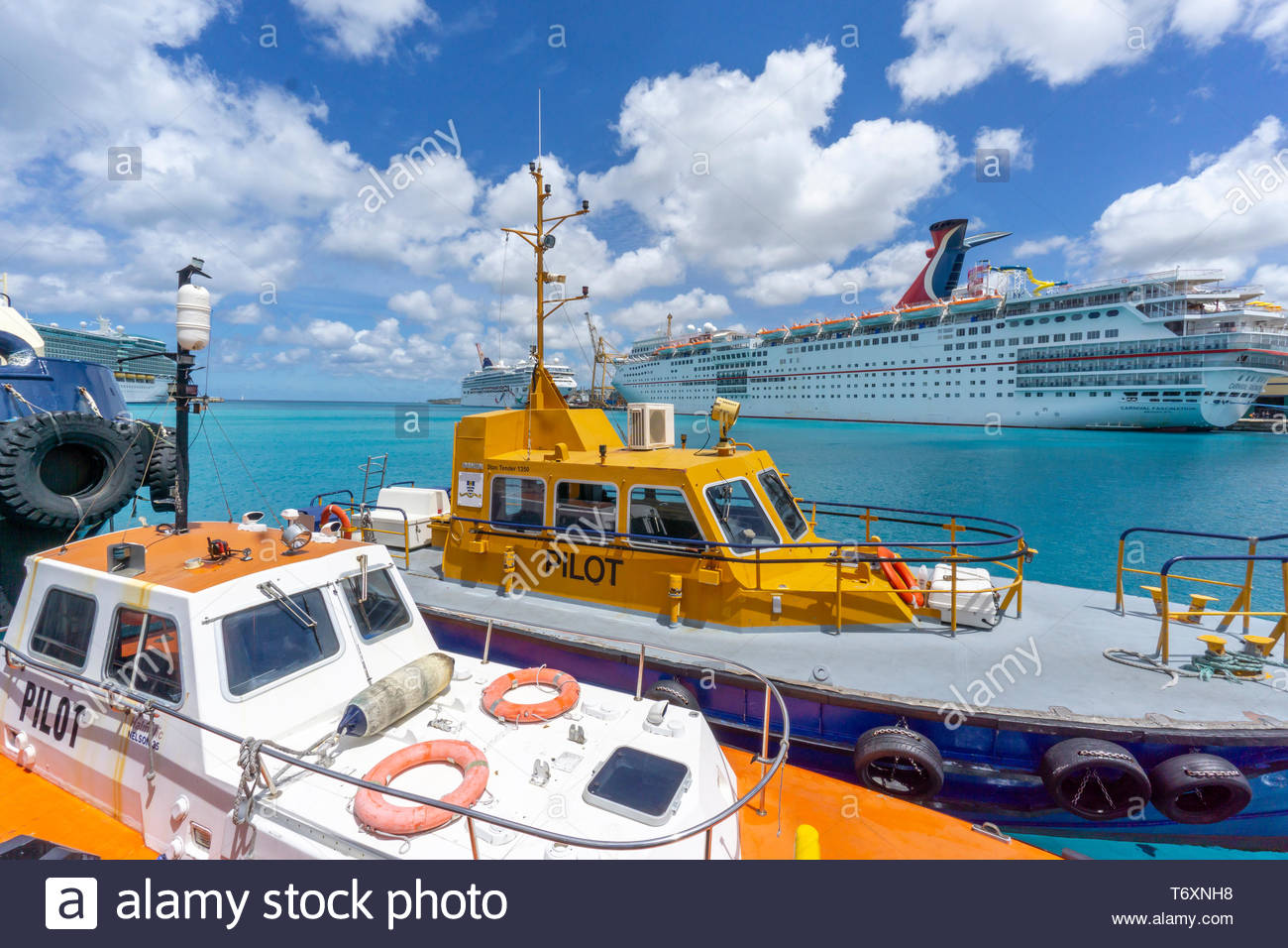 Les navires de croisière et des bateaux dans le port de Bridgetown, à la Barbade, une île royaume de Commonwealth dans l'Atlantique Nord dans la région des Caraïbes. Banque D'Images