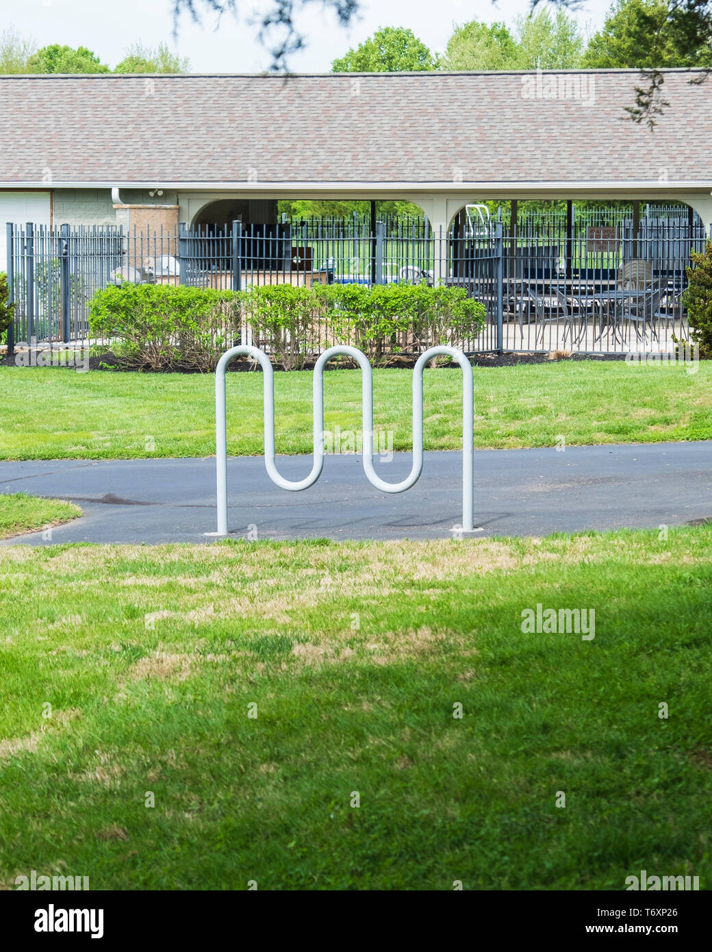 Un simple deux-vélo porte-vélo en face d'un pavillon. USA. Banque D'Images