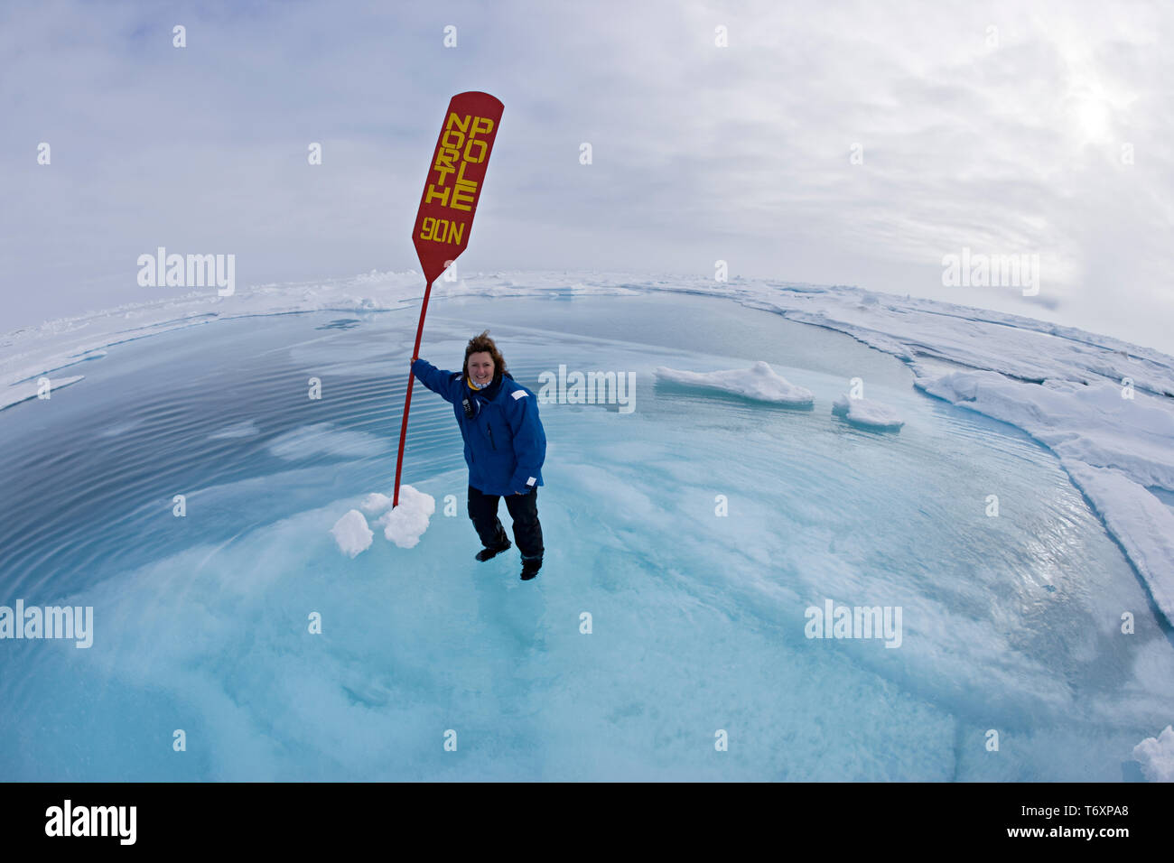Inondations à Sue photographe permanent Pôle Nord signe. La Russie, de l'Arctique voyage au pôle Nord à bord du brise-glace nucléaire russe Yamal. Banque D'Images Inondations à Sue photographe permanent Pôle Nord signe. La Russie, de l'Arctique voyage au pôle Nord à bord du brise-glace nucléaire russe Yamal. Banque D'Images