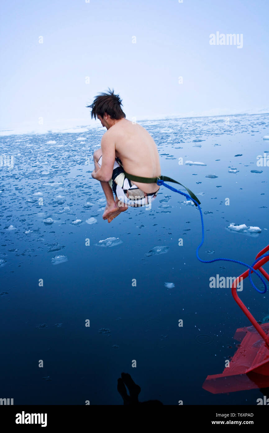 L'homme sauter dans l'eau à pôle Nord, voyage au pôle Nord à bord du brise-glace nucléaire russe de 50 ans de la victoire. Banque D'Images L'homme sauter dans l'eau à pôle Nord, voyage au pôle Nord à bord du brise-glace nucléaire russe de 50 ans de la victoire. Banque D'Images
