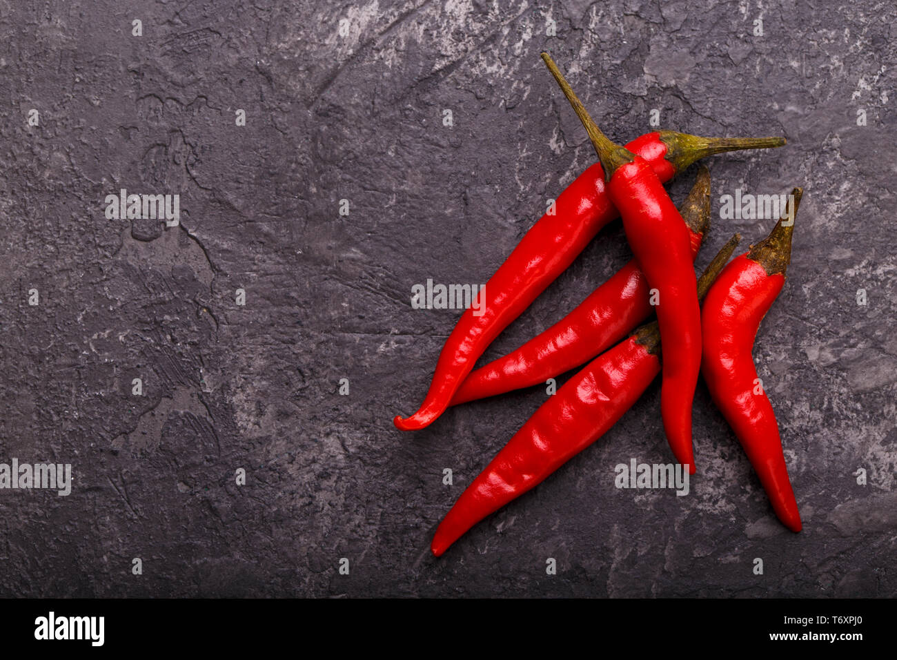 Piment rouge sur pierre noire Banque D'Images