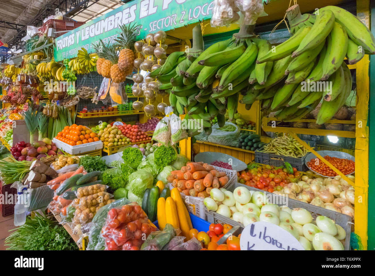 Les légumes et les fruits tropicaux sont à Medellin Colombie marché de détail Banque D'Images