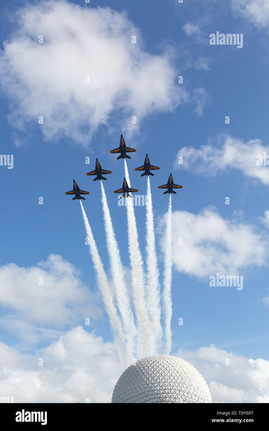 L'US Navy Blue Angels Flyover Walt Disney World's Epcot Center 2 Mai 2019 Banque D'Images