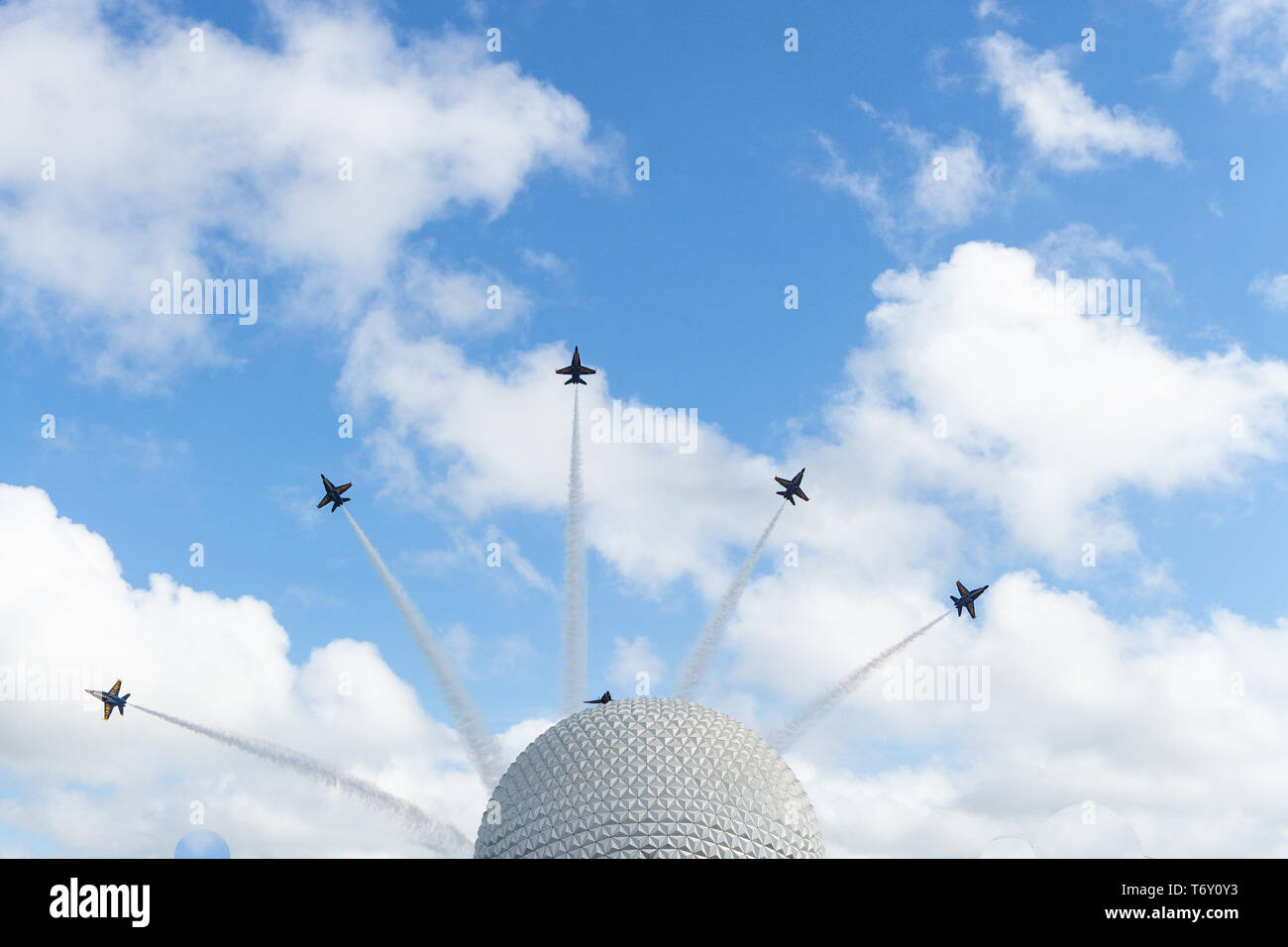 L'US Navy Blue Angels Flyover Walt Disney World's Epcot Center 2 Mai 2019 Banque D'Images