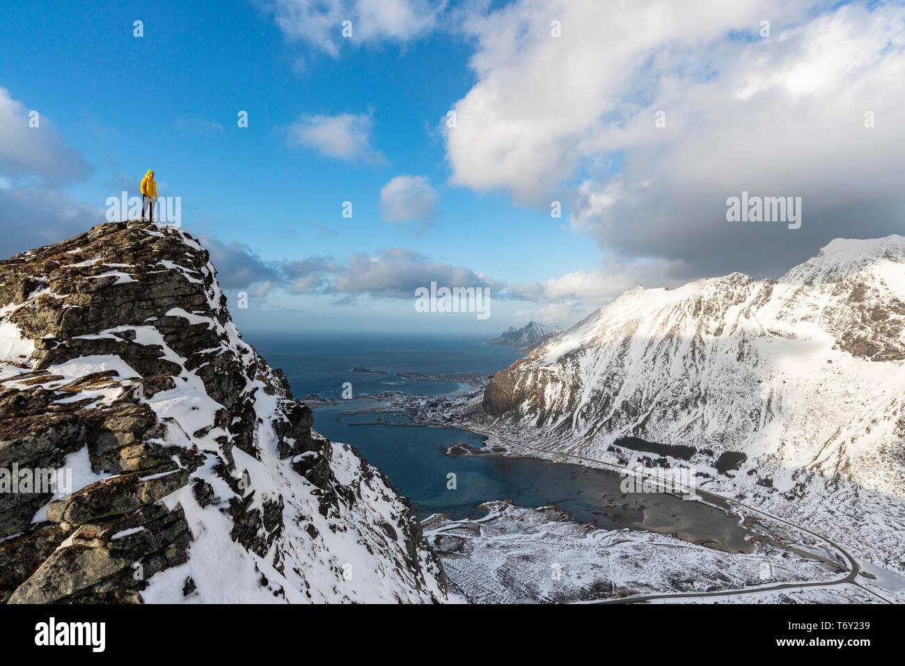 Female hiker regarde de Volandstinden dans la distance, derrière Ramberg, Flakstadoya, Lofoten, Norvège Banque D'Images