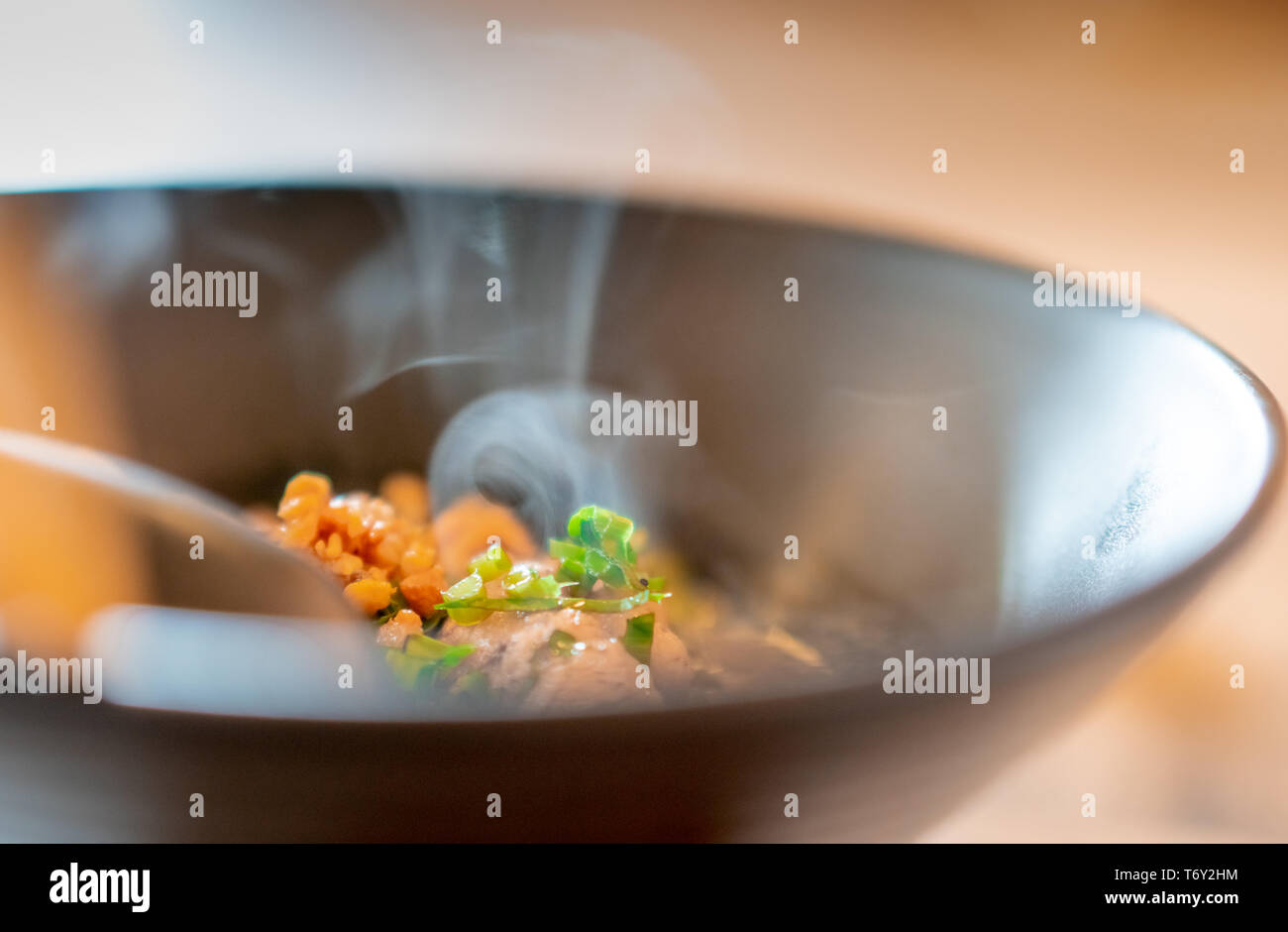 Soupe de nouilles cuites avec du porc. Fraîche et chaude, la soupe aux nouilles en bol sur la table dans un restaurant. L'alimentation de rue en Thaïlande. Déjeuner de style thaïlandais. La cuisine asiatique. Banque D'Images