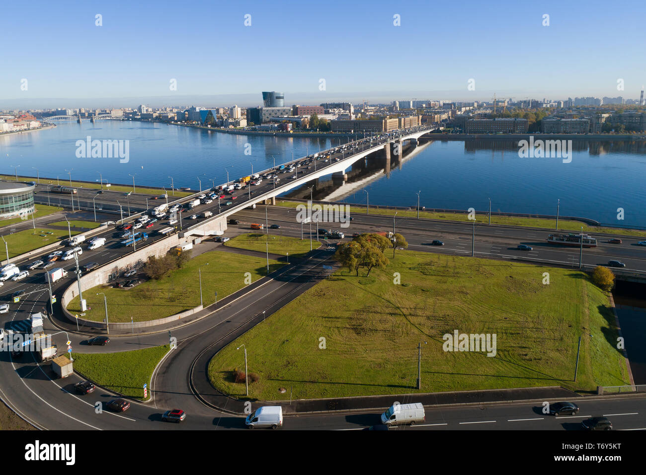 Pont Alexandre Nevski sur un matin d'octobre (aerial survey). Saint-pétersbourg, Russie Banque D'Images