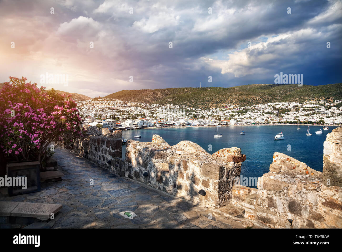 Vue de la baie dans la mer Égée depuis le mur de château de Bodrum, Turquie Banque D'Images