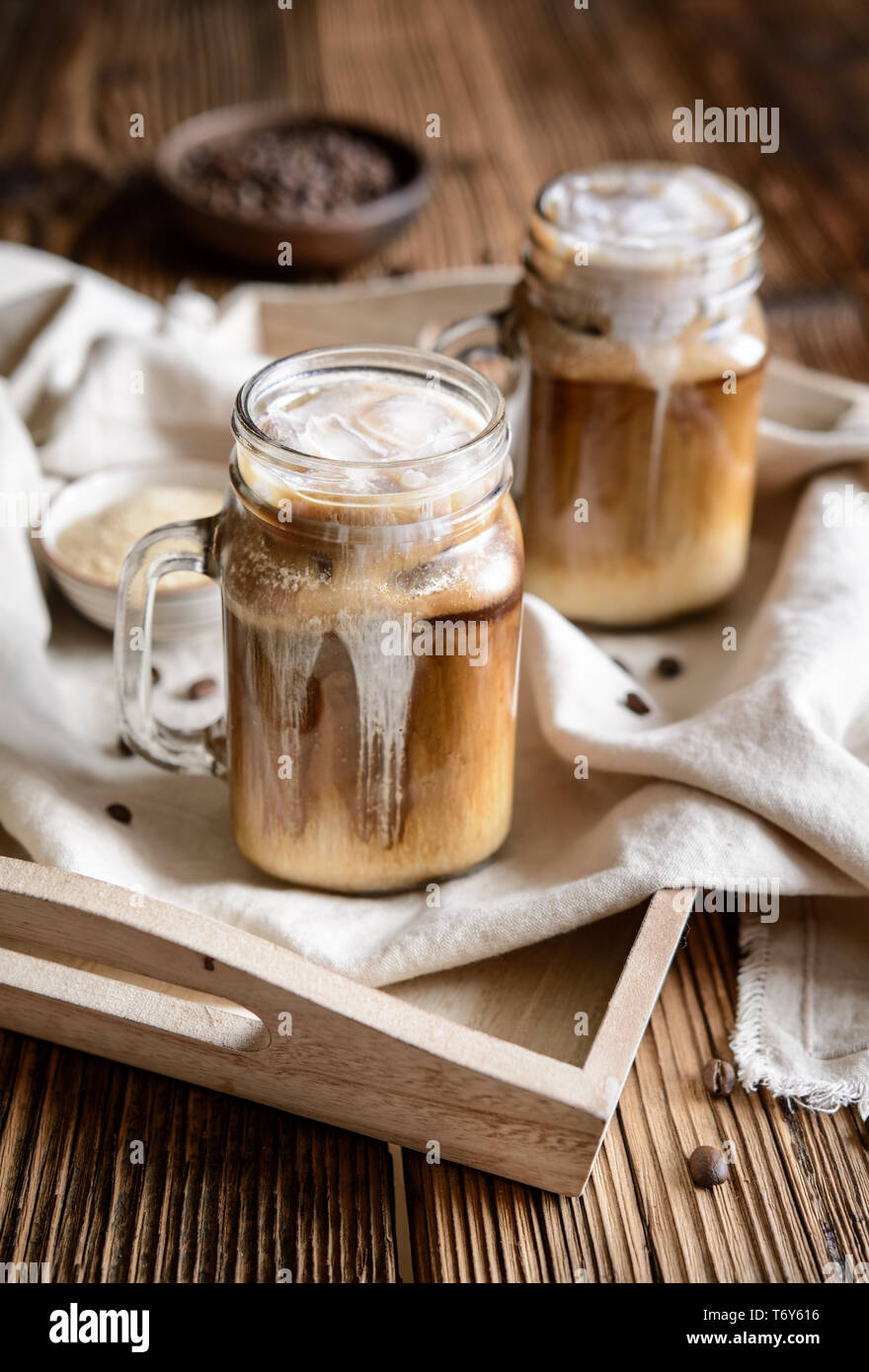 Délicieuse boisson froide - café glacé avec de la glace et de la crème Banque D'Images
